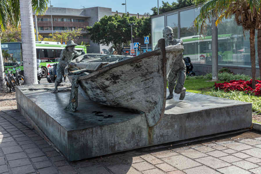 Tenerife 053 - Santa Cruz de Tenerife - escultura Homenaje al Chicharrero.jpg